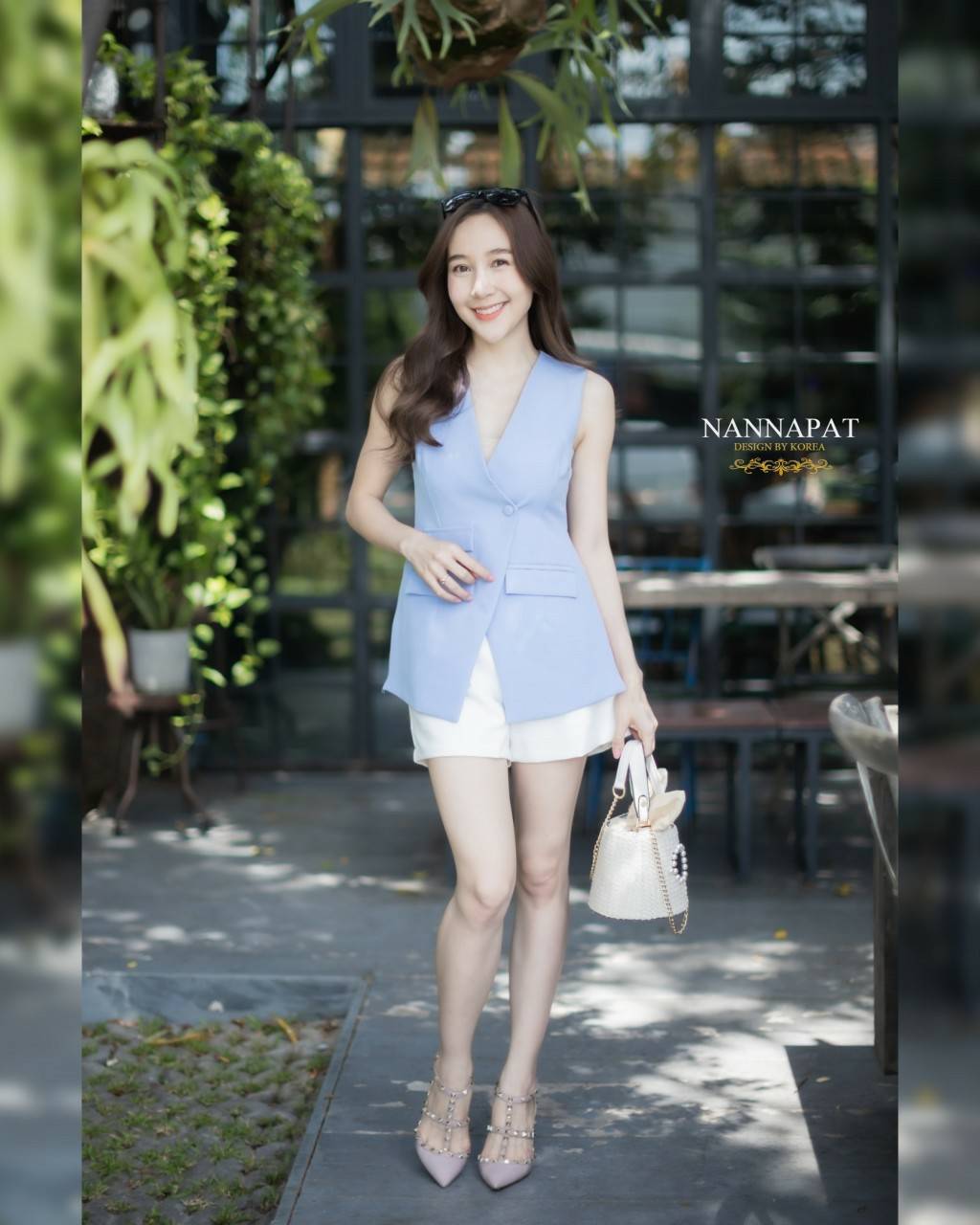 เสื้อกกระดุมหน้าพร้อมกางเกงสีขาว