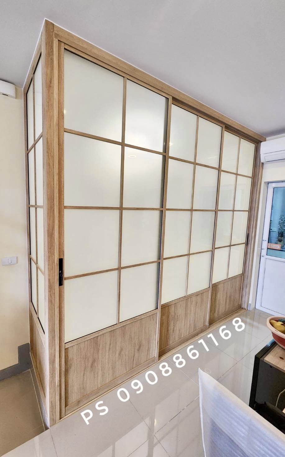 กั้นห้องนอนด้วยประตูบานเเลื่อนอลูมิเนียมลายไม้กระจกฝ้าคาดลายลูกฟัก ส่วนตัวและสวยงาม