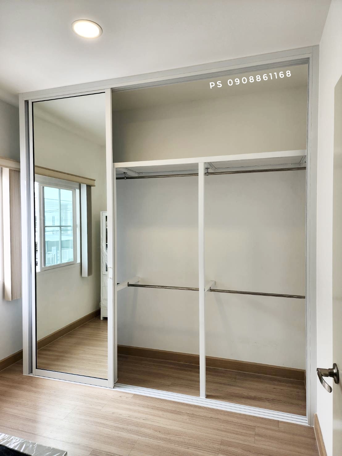 บิ้วอินตู้เสื้อผ้าด้วยประตูบานเลื่อนอลูมิเนียมสีขาวกระจกเงาและฝ้าคาดลายลูกฟักพร้อมชั้นวางของราวแขวน