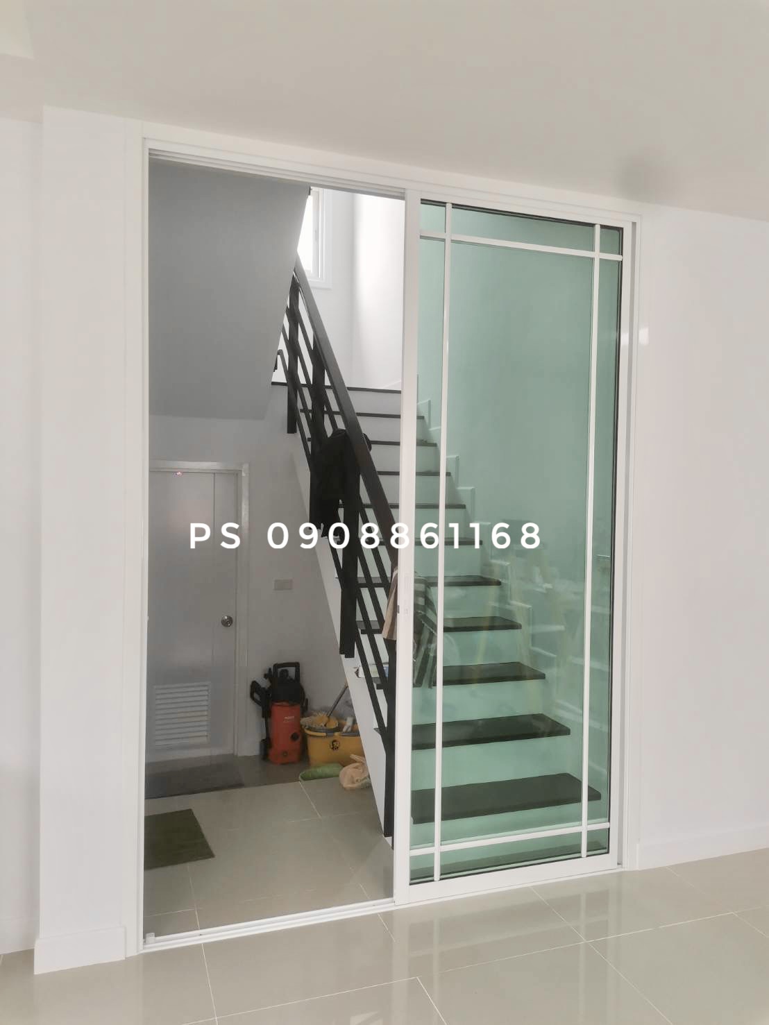 กั้นห้องหน้าบันไดเพื่อติดแอร์ด้วยประตูบานเลื่อนกระจกอลูมิเนียมสไตล์คลาสสิก