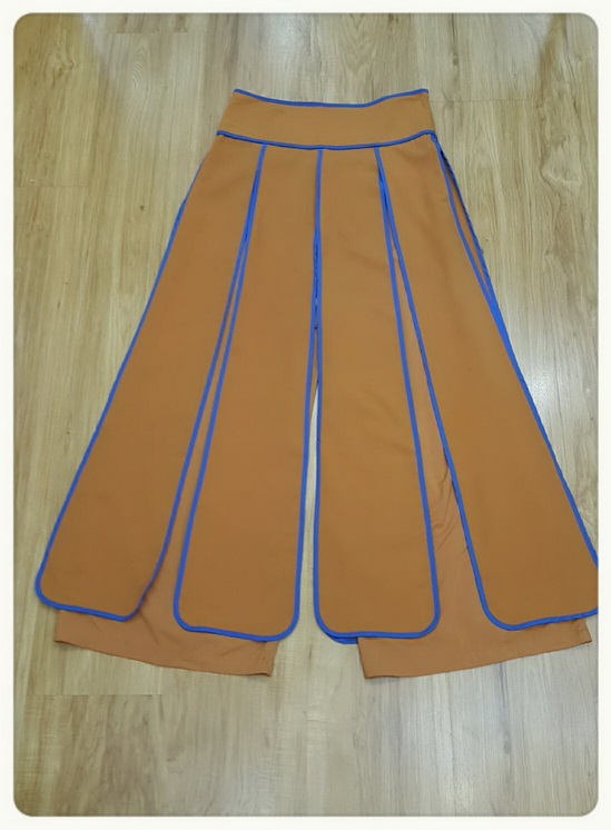 ผ้าสีพื้น เสื้อคอกลม ผ่าอกด้านหน้าเป็นตัววี กางเกงเอวสูง