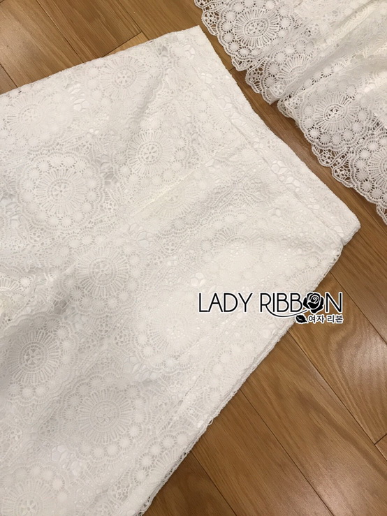 เซ็ตเสื้อและกางเกงสามส่วนผ้าลูกไม้สีขาว