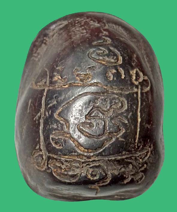 พระปิดตานะหัวเข่าหลังจารอักขระอุดกริ่งหลวงปู่เอี่ยมวัดหนัง