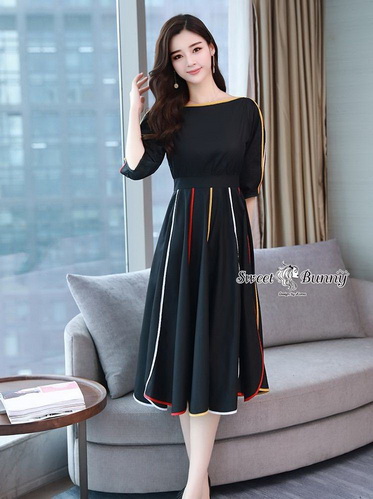 ชุดเดรสเกาหลีผ้าพื้นสีดำเสื้อคอปาดเอวขอบ