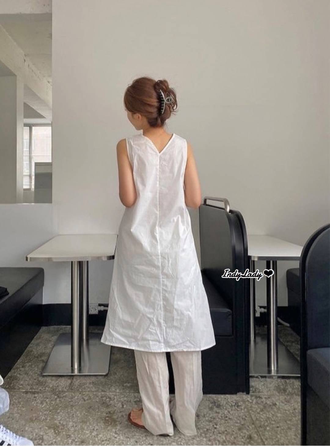 เสื้อแขนกุด สีขาว
