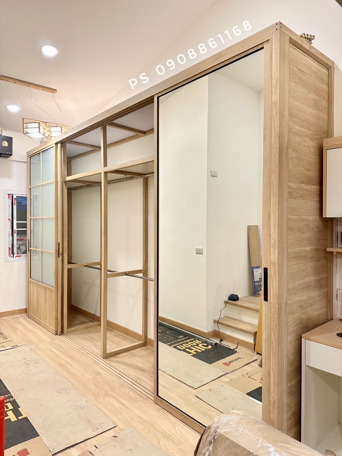 บิ้วอินตู้เสื้อผ้าอลูมิเนียมลายไม้สไตล์โมเดิร์นพร้อมชั้นวางของราวแขวนด้านในแขนเสื้อได้เยอะหมดปัญหาเรื่องปลวก