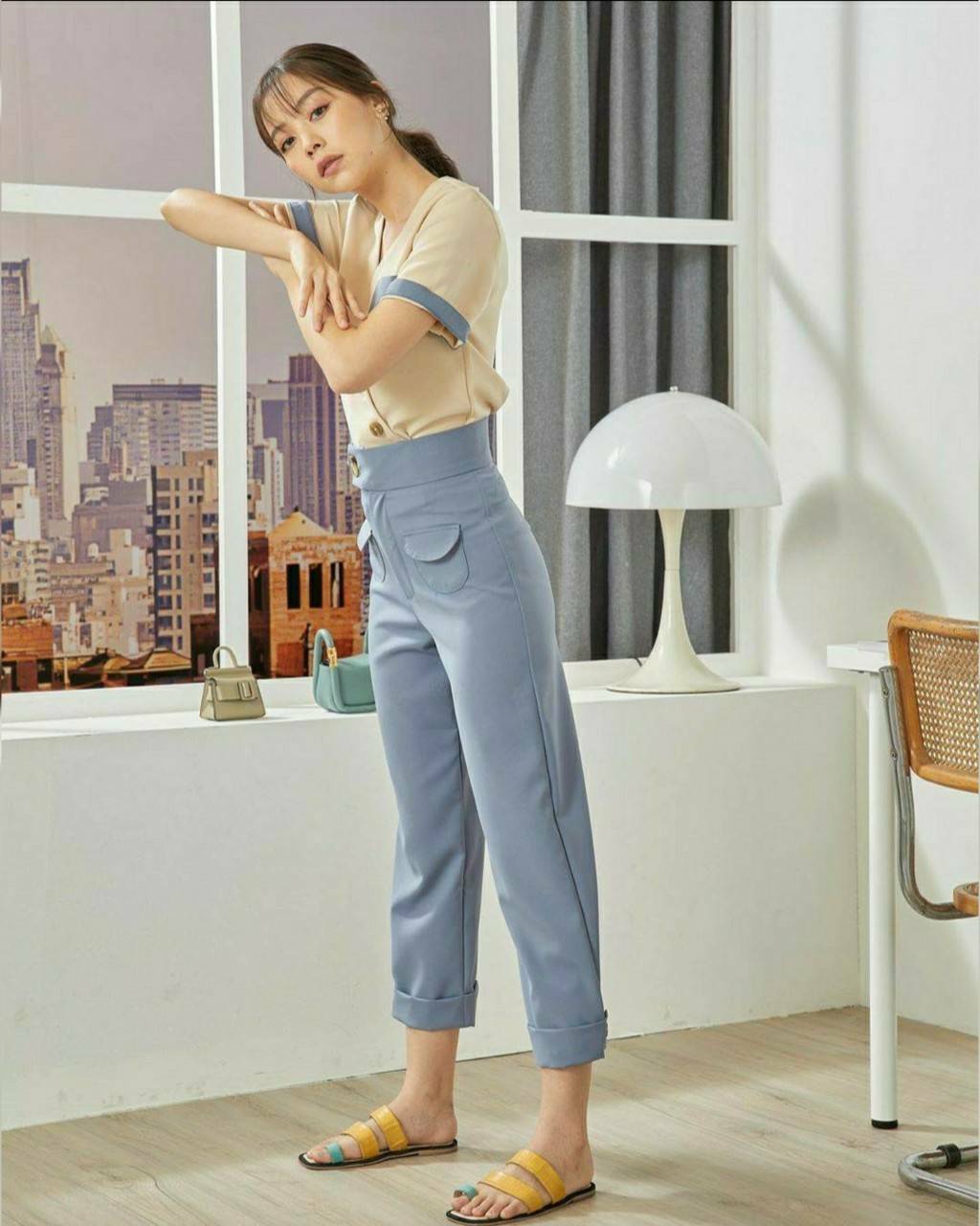 เสื้อกระดุมหน้าแต่งกระเป๋าเล็กๆ