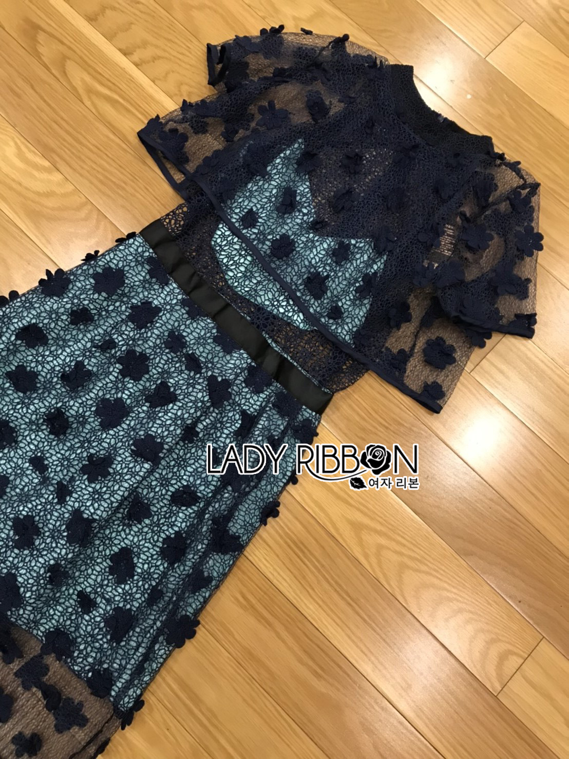 Maxi Dress เดรสผ้าลูกไม้ตกแต่งดอกไม้สีน้ำเงิน
