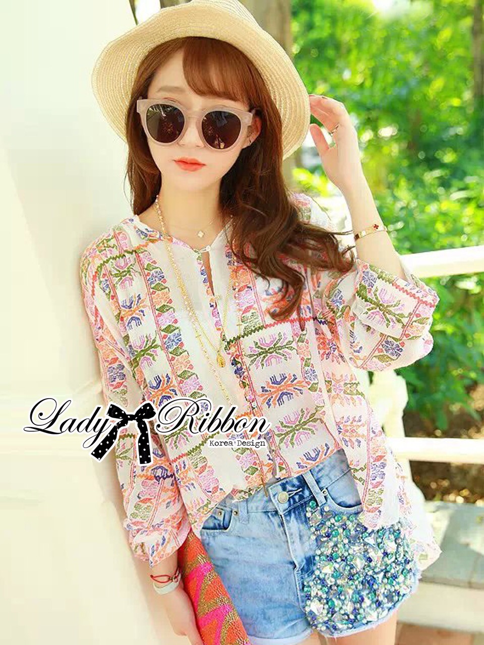 Lady Ribbon's Made 🎀 Lady Hayden Lisa Colourful Printed Basic Blouse "เสื้อผ้าแฟชั่น"เสื้อพิมพ์ลายสีสันสดใสสไตล์ซัมเมอร์ ตัวนี้เหมาะกับหน้าร้อนนี้มาก เนื้อผ้าบางเบา ใส่แล้วไม่ร้อน ดูเป็นลุคสาวเซอร์ๆสบายๆ แต่มีลูกเล่นที่ลายพิมพ์เสื้อท
