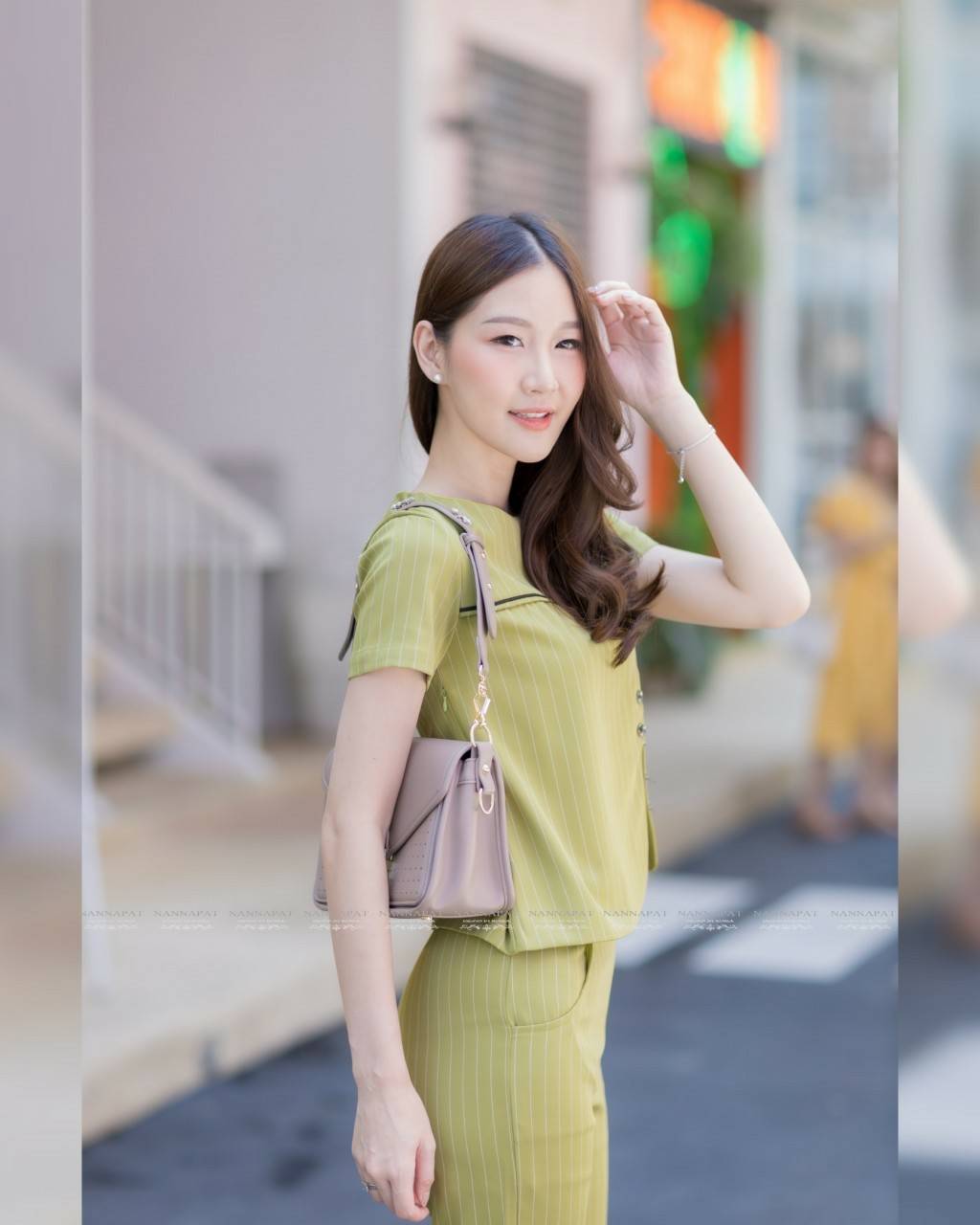 ชุดกางเกงมีกระเป๋าข้าง เข้ารูปทรงสวย