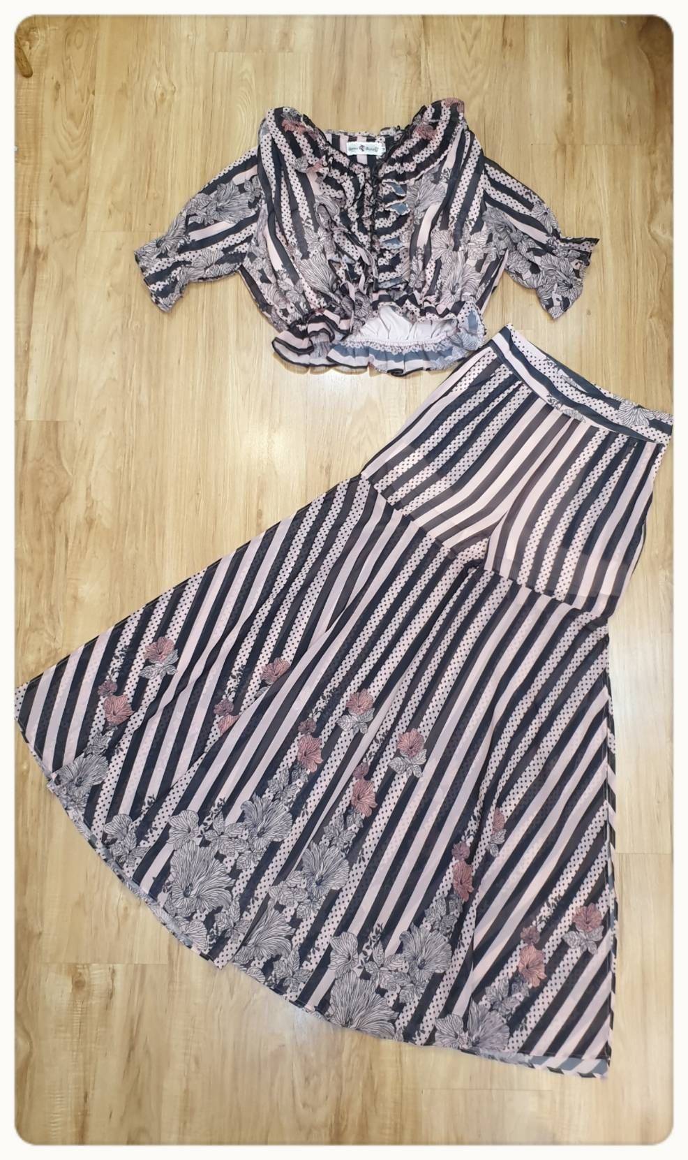เสื้อคอวีระบายอกแขนตุ๊กตา