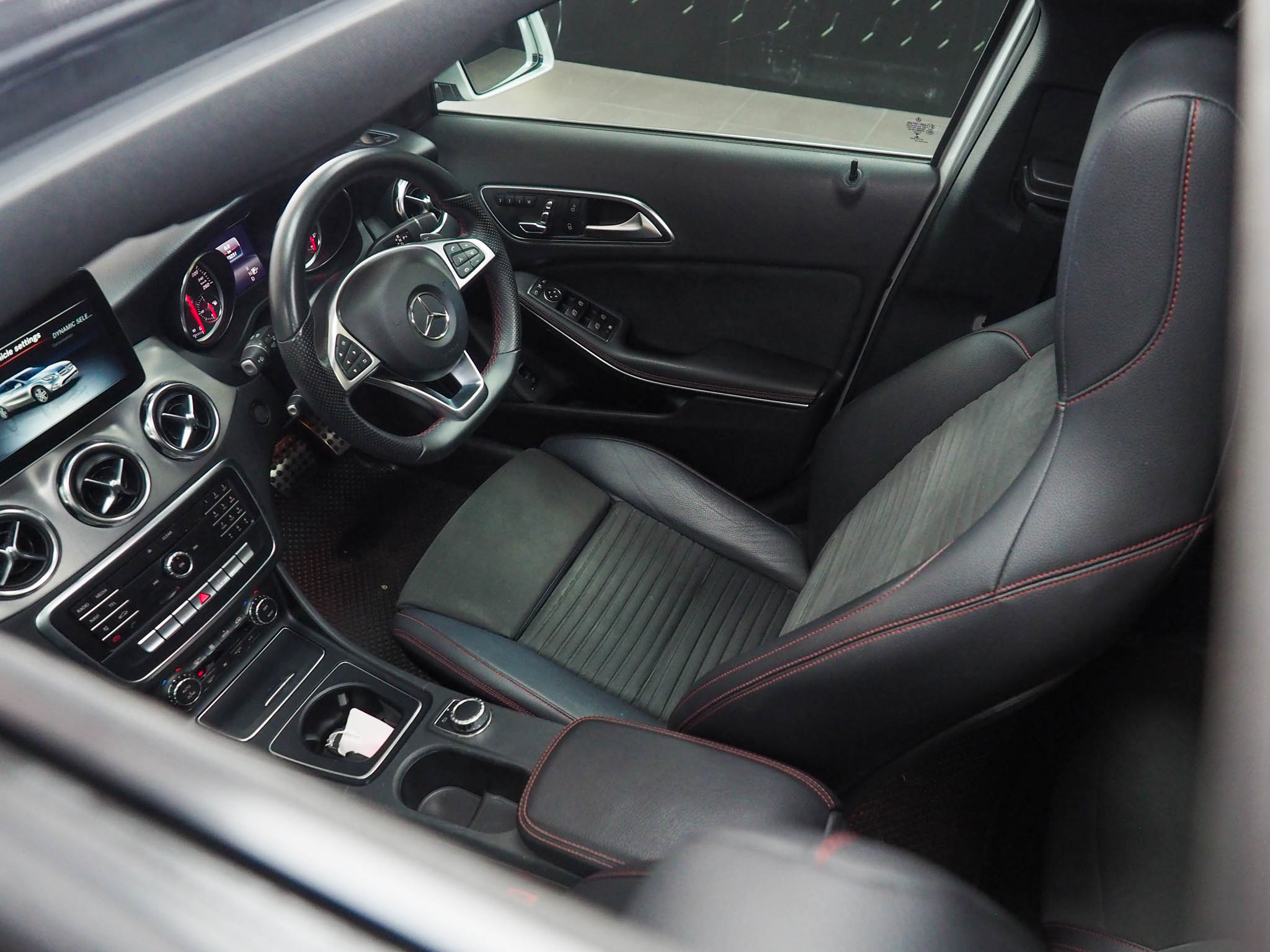 จองแล้ว GLA250 AMG Dynamic W156