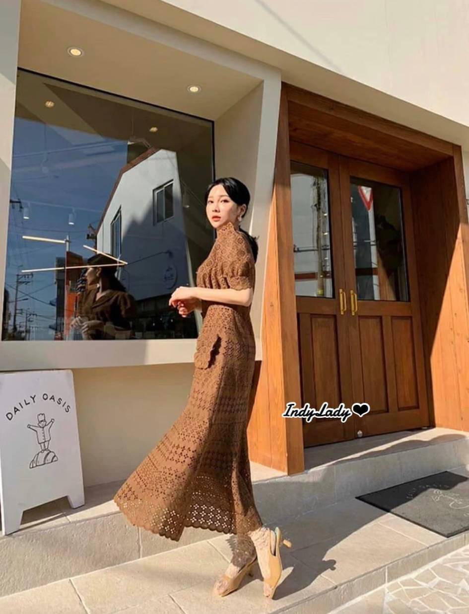 ปลายเดรสบาน แต่งกระดุม