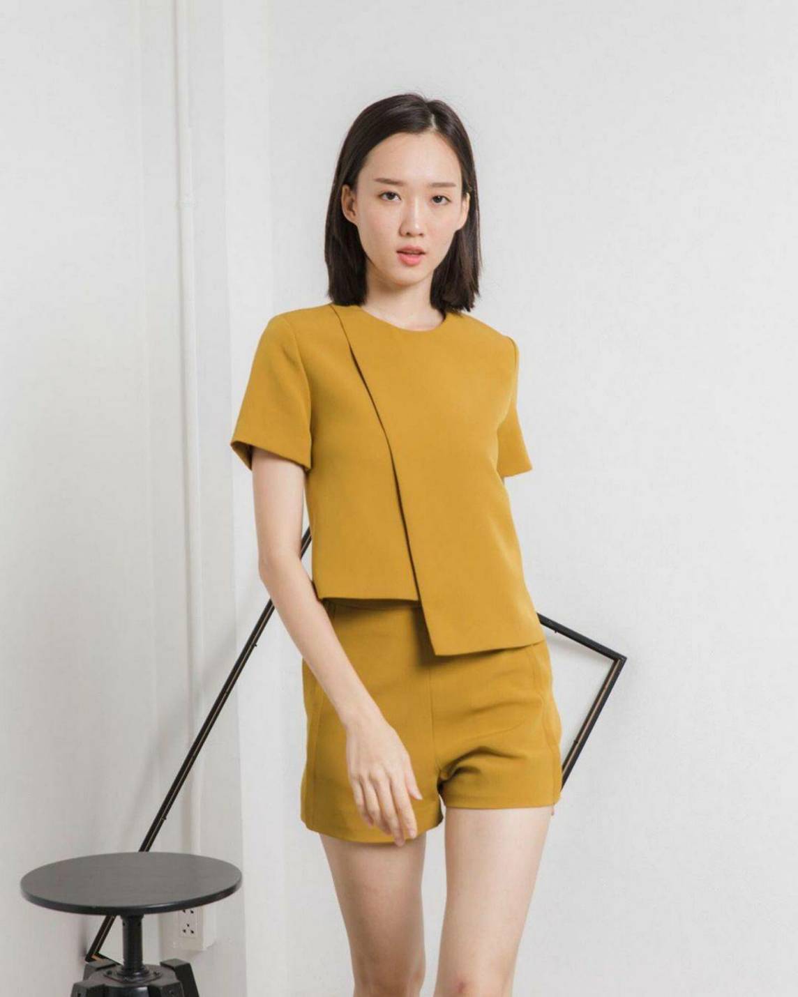 เสื้อซิปหลัง ดีไซน์สองระดับ