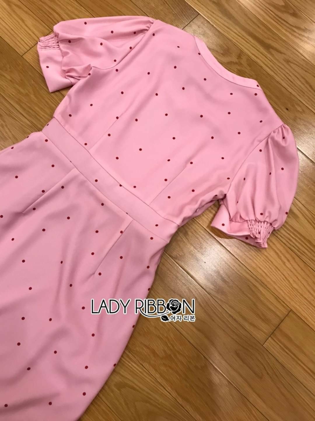 เดรสเข้ารูปสีชมพู พิมพ์ลายจุดแดง