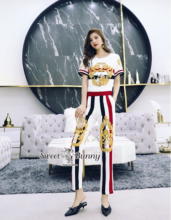 เสื้อสูทแขนสั้นมีเสื้อซับในสีดำให้พร้อมกางเกง