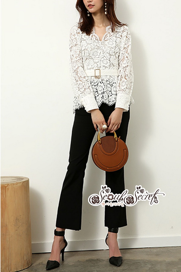 เสื้อลูกไม้ทรงคอวีลึกผ้าลูกไม้สีขาว