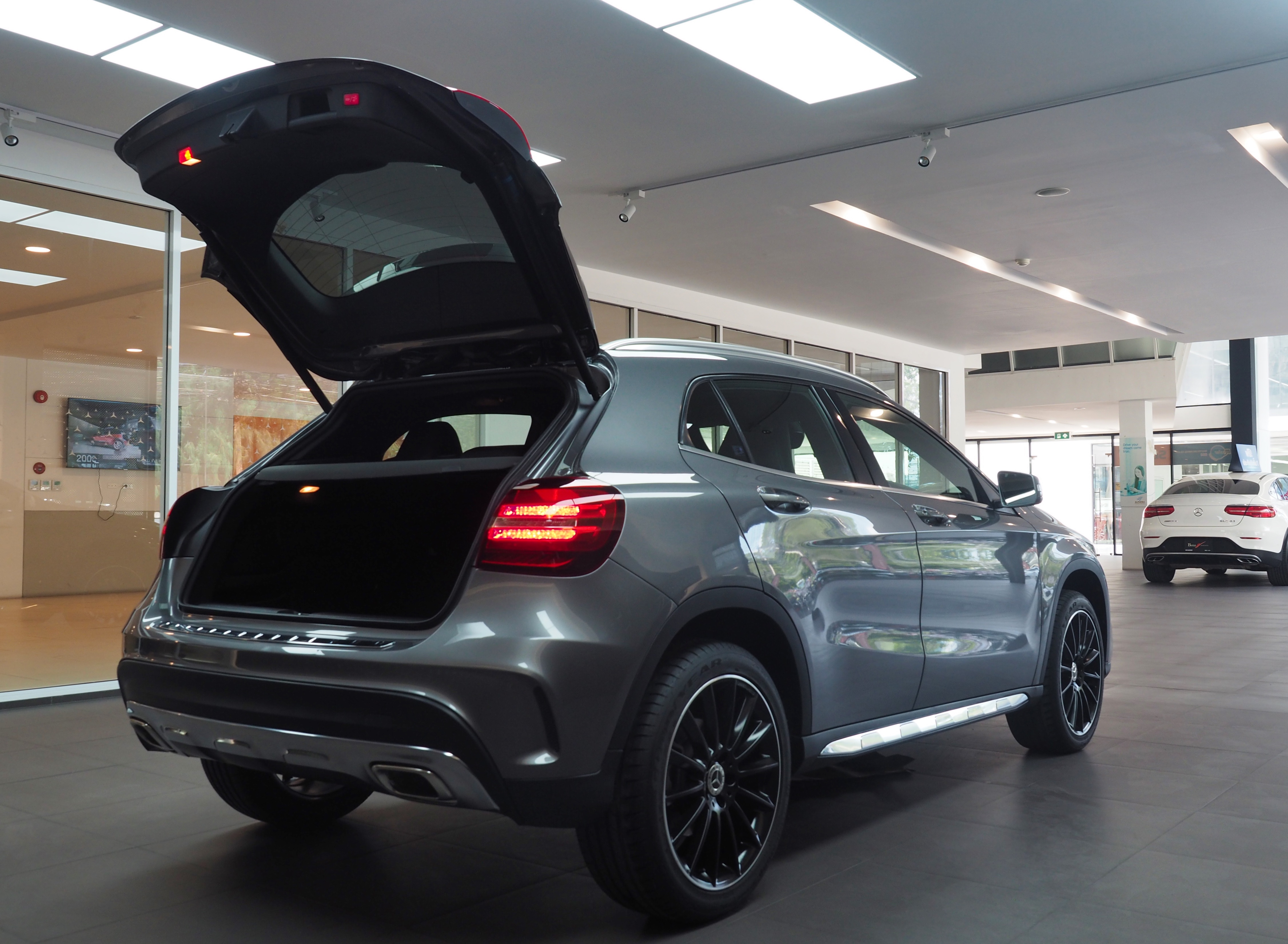 จองแล้ว GLA250 AMG Dynamic W156