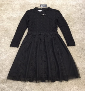 mini dresss แขนยาวคอปิด. ช่วงตัวเสื้อเป็นงานลูกไม้