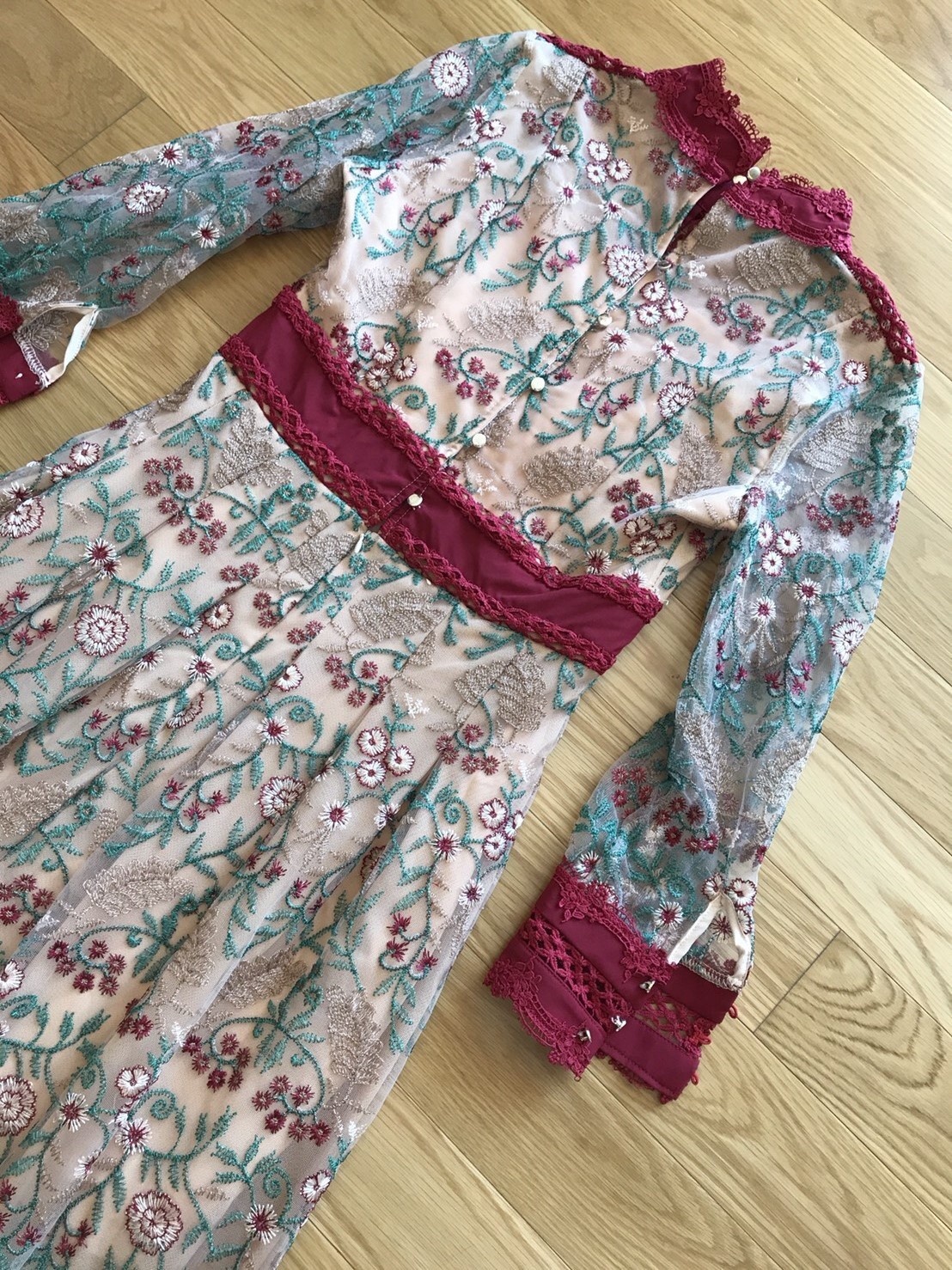 เดรสยาวผ้าลูกไม้โทนเขียวชมพู