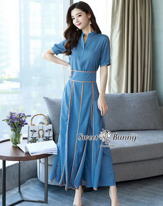 ผ้าสีพื้น เสื้อคอกลม ผ่าอกด้านหน้าเป็นตัววี กางเกงเอวสูง