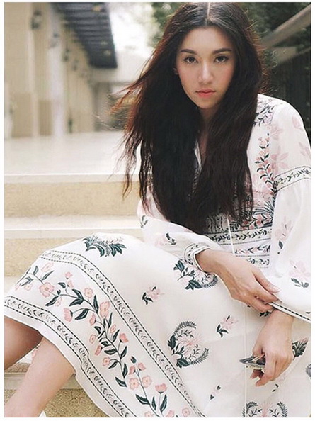 เดรสสีขาวปักและตกแต่งลายดอกไม้สไตล์โบฮีเมียน