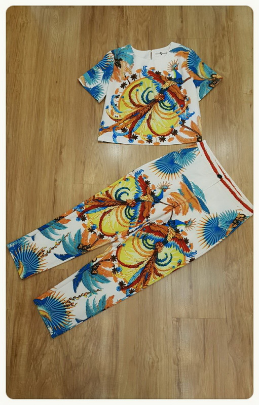 งานพิมพ์ลายนกยูงเสื้อคอกลมแขนสั้น กางเกงเอวขอบทรงกระบอก