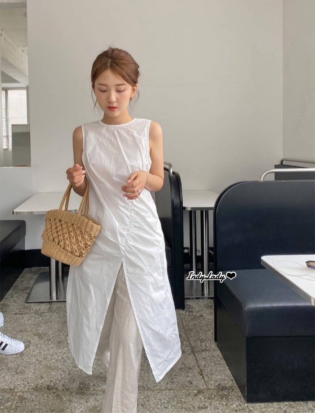 เสื้อแขนกุด สีขาว