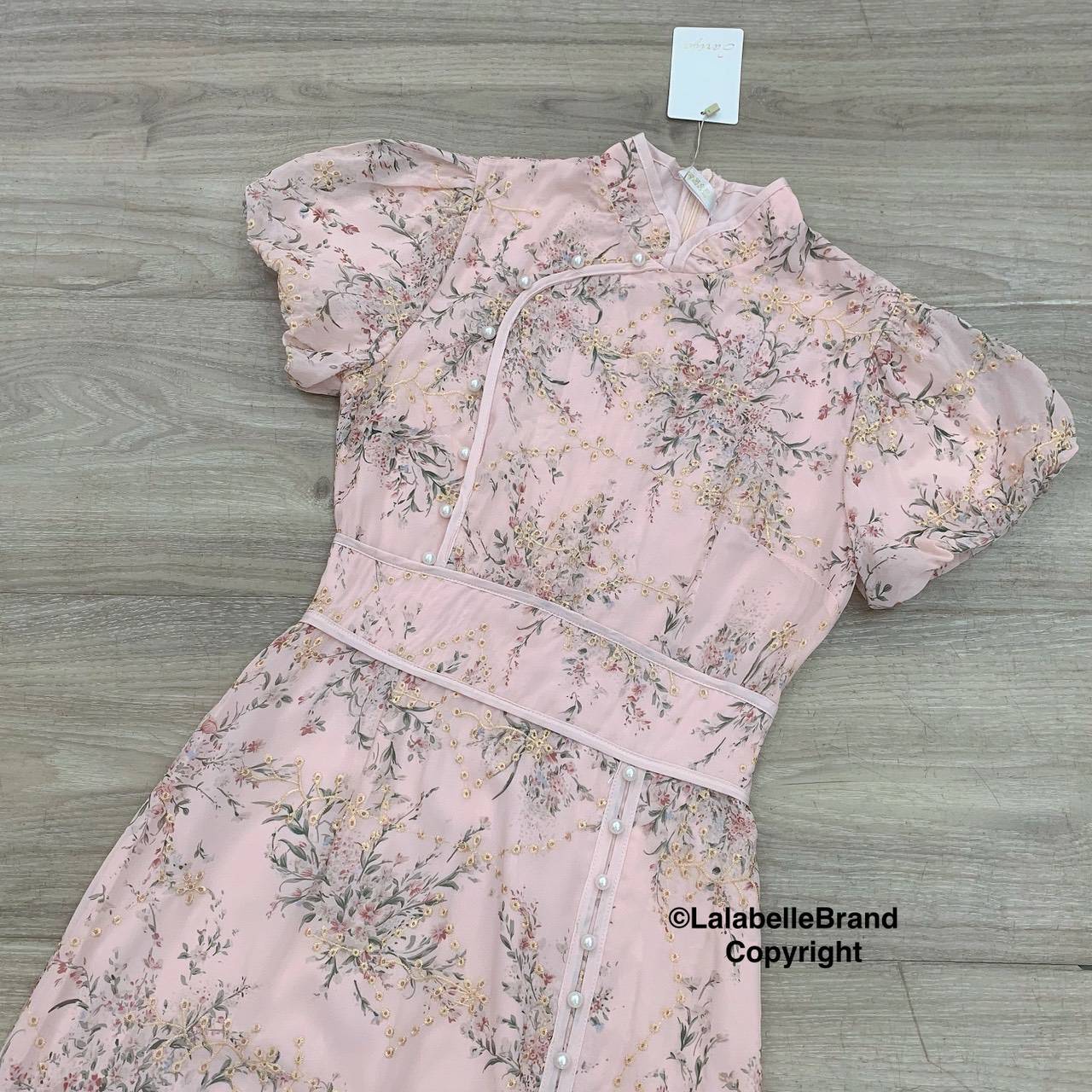 กี่เพ้าลูกไม้ปักดิ้นทองลายดอกไม้