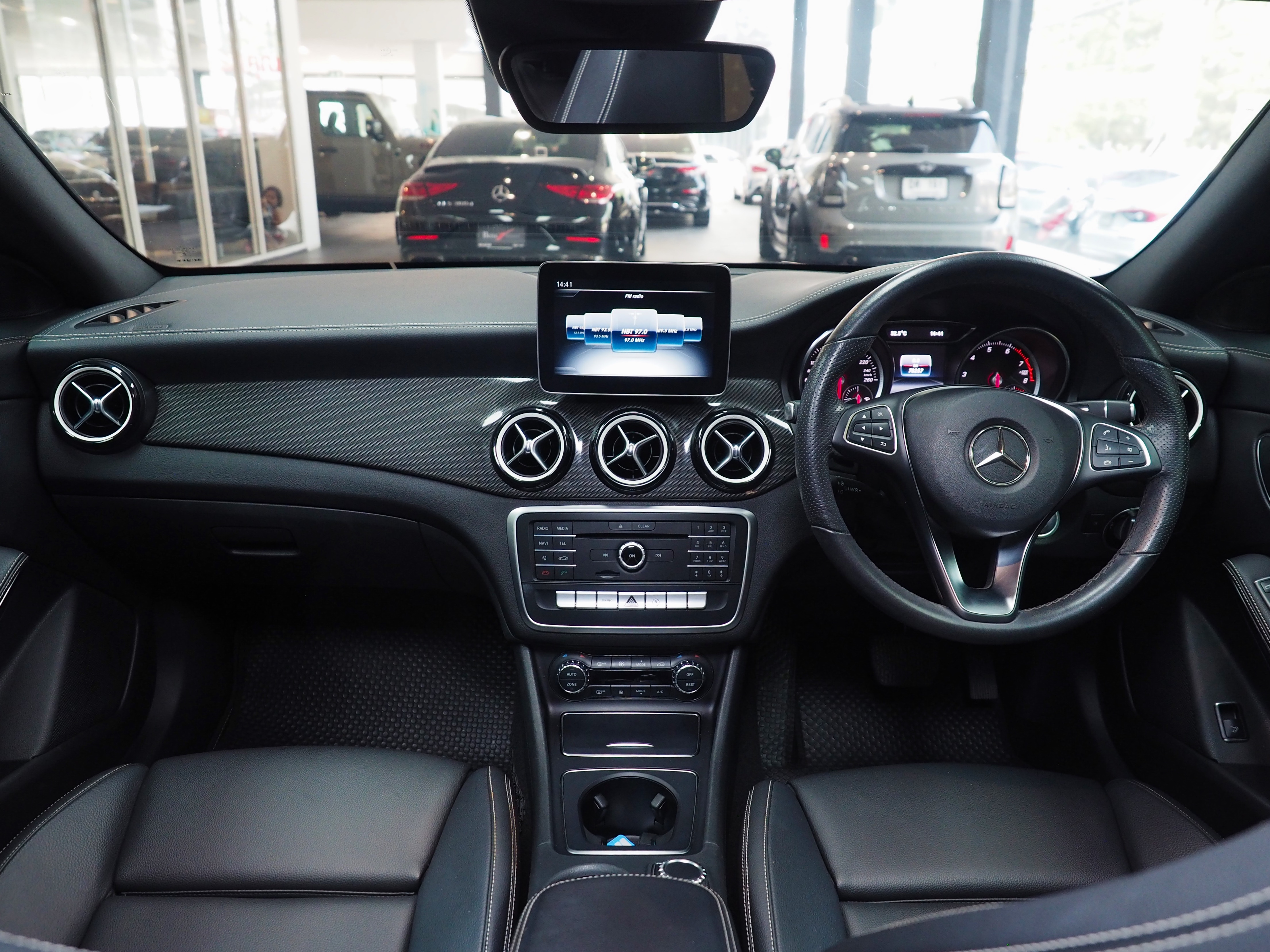 จองแล้ว CLA250 AMG Night Edition W117