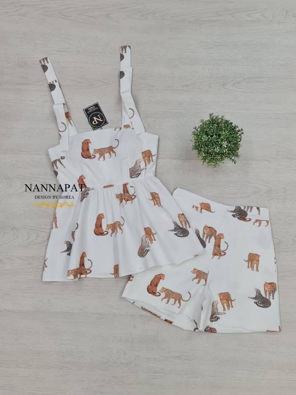 เสื้อซิปหลังลายกราฟฟิก