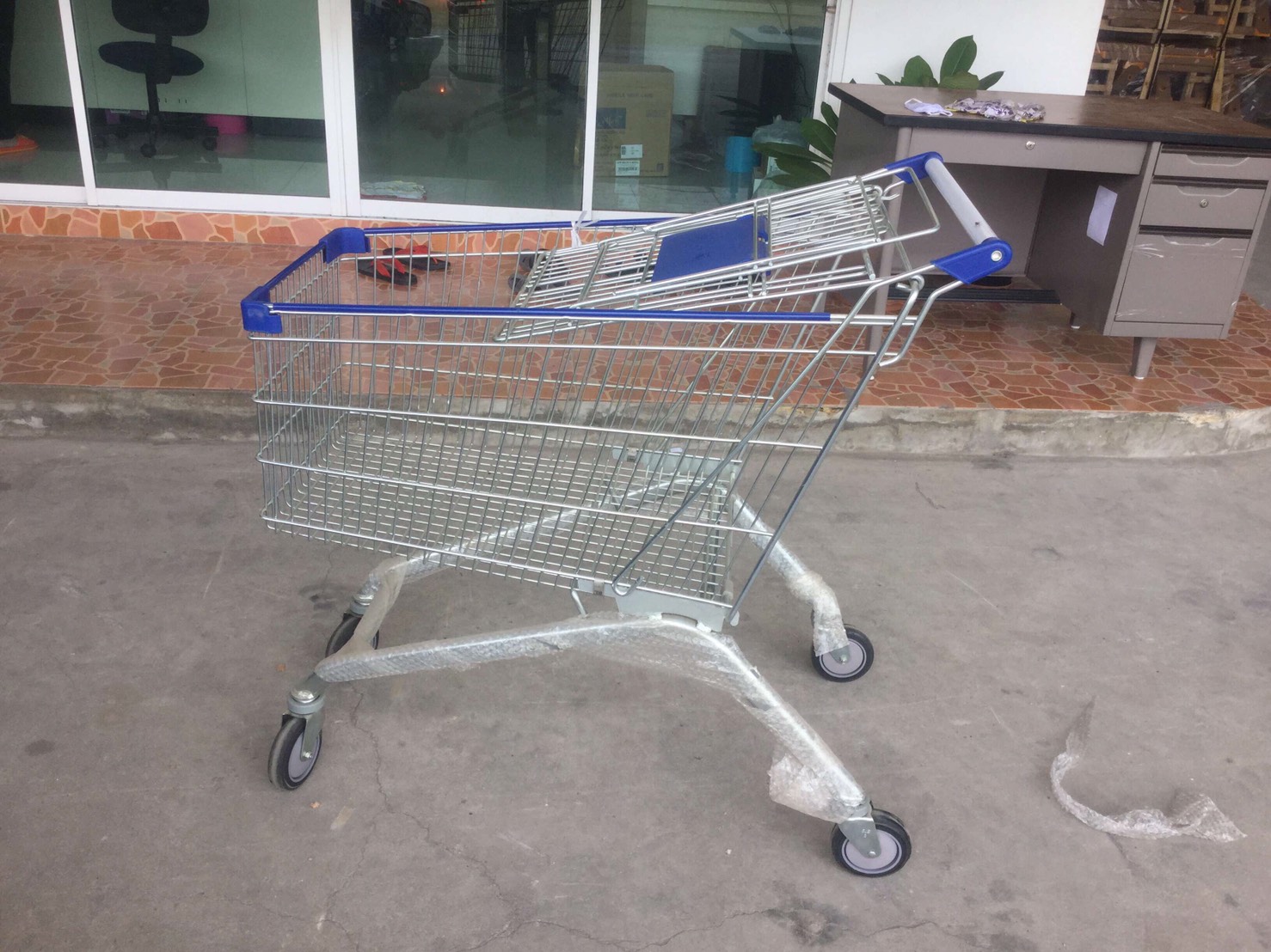 รถเข็นช้อปปิ้ง ขนาด 180 ลิตร รุ่นขาโค้ง