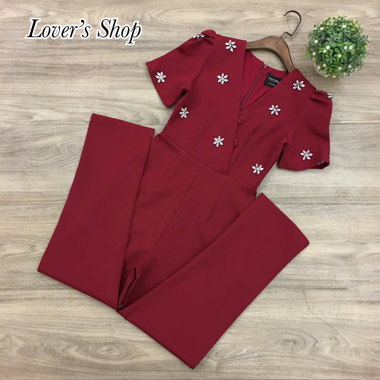 จั้มสูทกางเกงขายาวสีแดง