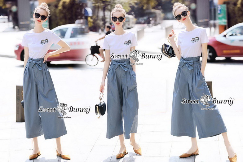 เสื้อผ้ายืดสีขาวคอกลมแขนสั้น