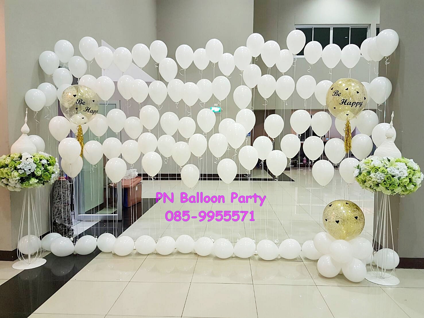 จัดงานแต่งงานด้วยลูกโป่งสีขาวบริสุทธ์ และตกแต่งเพิ่มด้วยลูกโป่งสีสรรค์สดใส