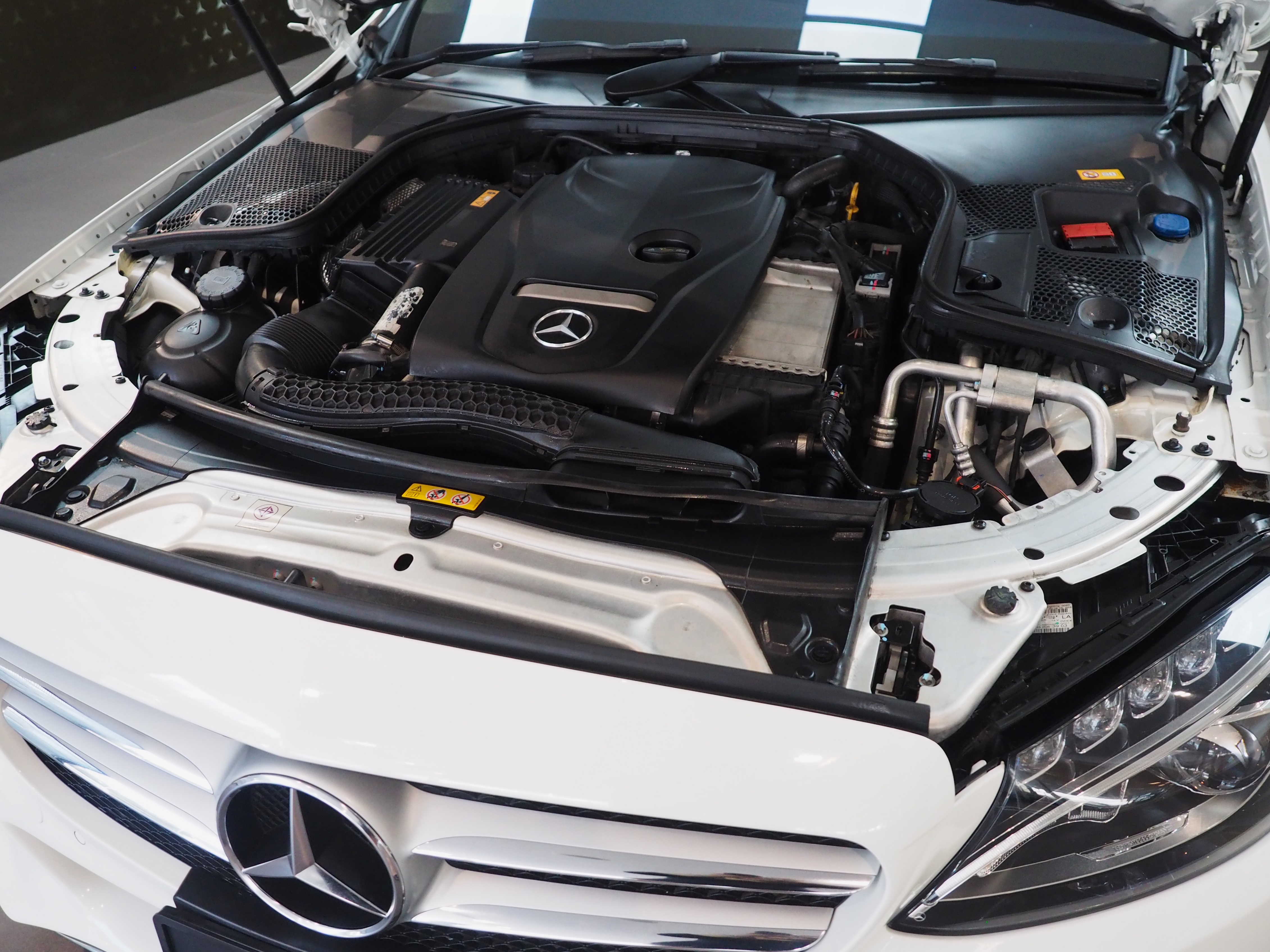 จองแล้ว C200 Avantgarde W205