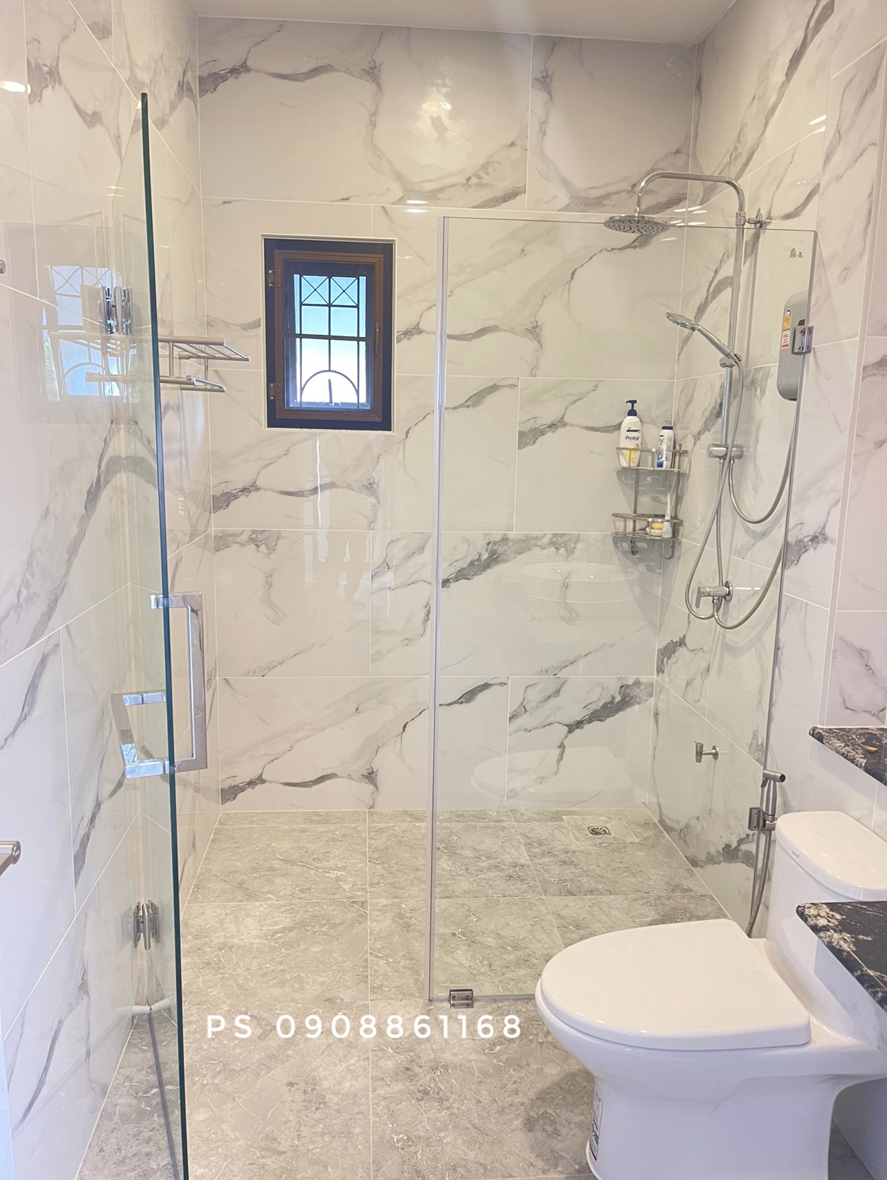 กั้นแบ่งส่วนเปียกแห้งในห้องน้ำด้วยกระจกเทมเปอร์โดยใช้บานเปิดพร้อมบานตาย