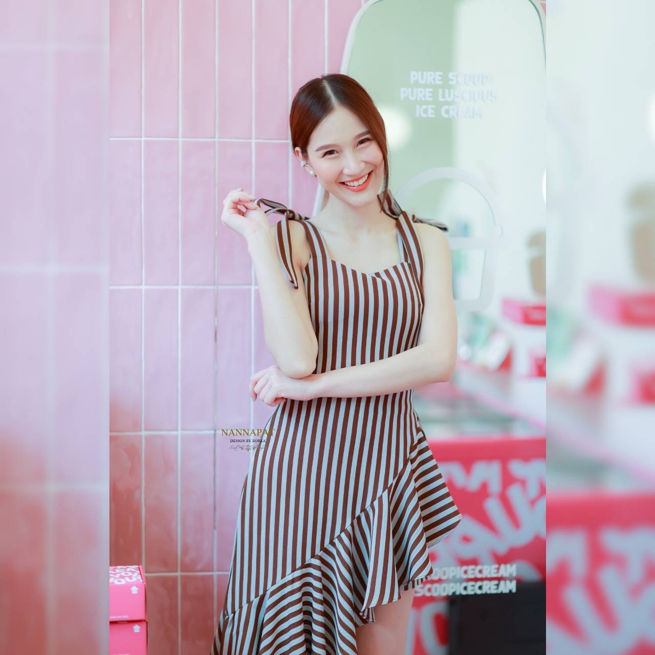 ผ้าทอลายนุ่มผูกโบว์ใหล่สีน้ำตาลเข้ม