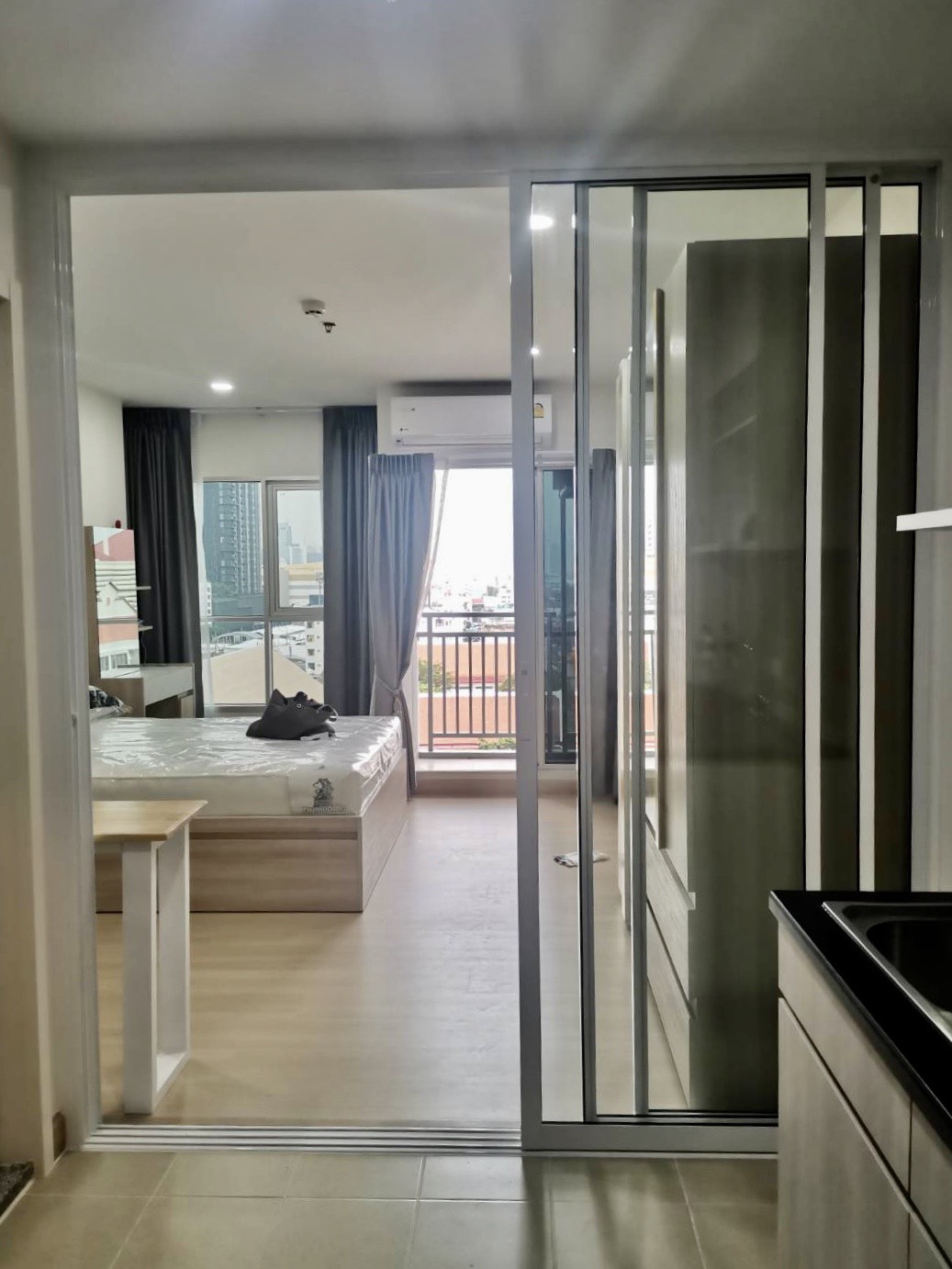 กั้นห้องครัวกับห้องนอนด้วยประตูบานเลื่อนกระจกอลูมิเนียมศุภาลัยปาร์คตลาดพลู