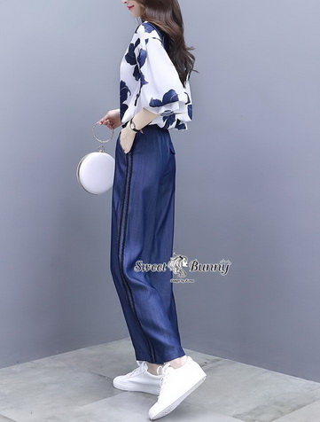 เสื้อกางเกงเดนิมสีขาวพิมพ์ลายดอกไม้สีน้ำเงิน