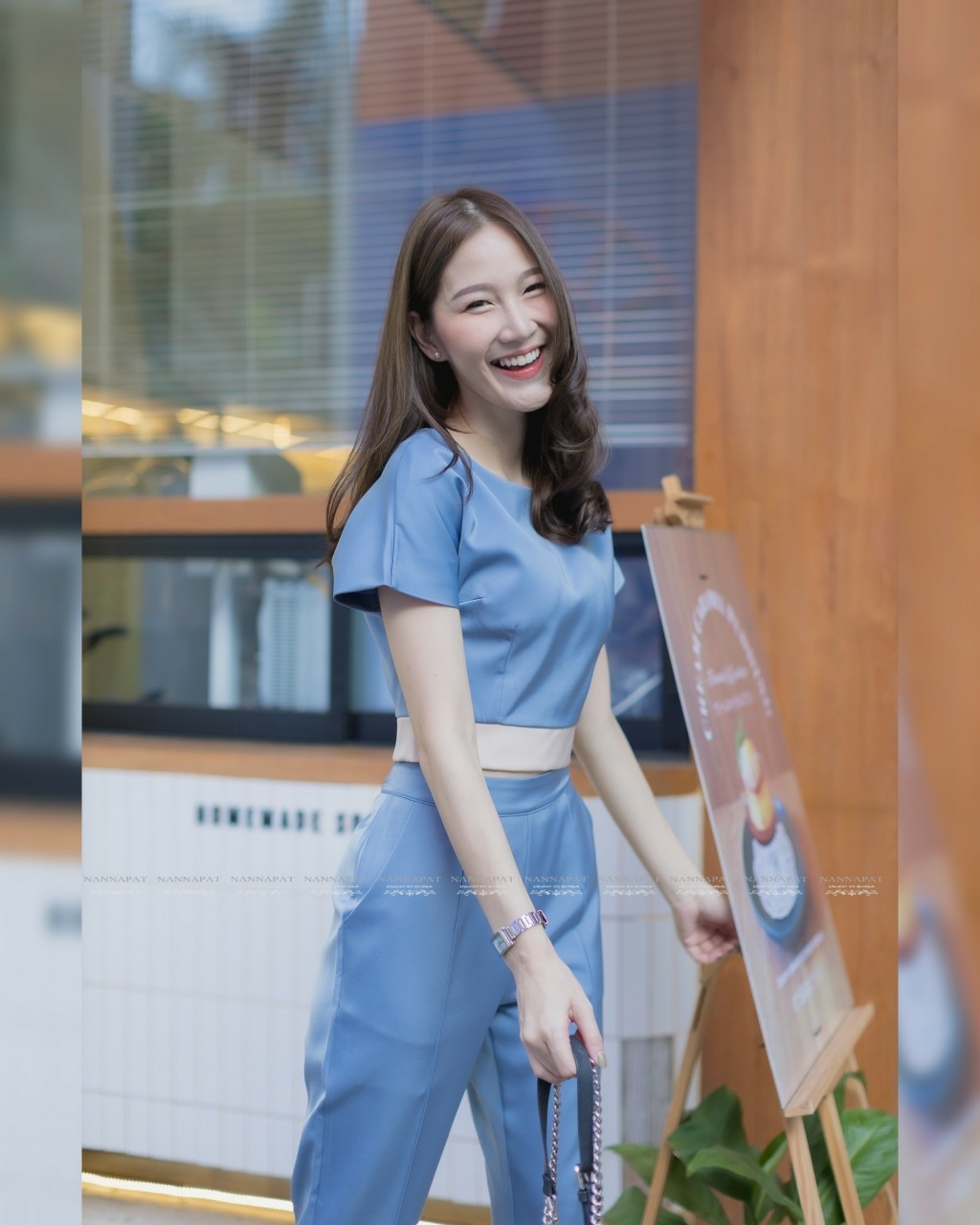 เสื้อซิปหลังตัดขอบเอวดำ