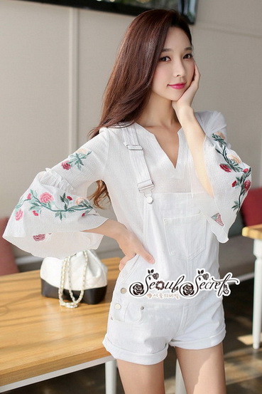 ดีเทลเสื้อคอวีทรงปล่อยใส่สบาย