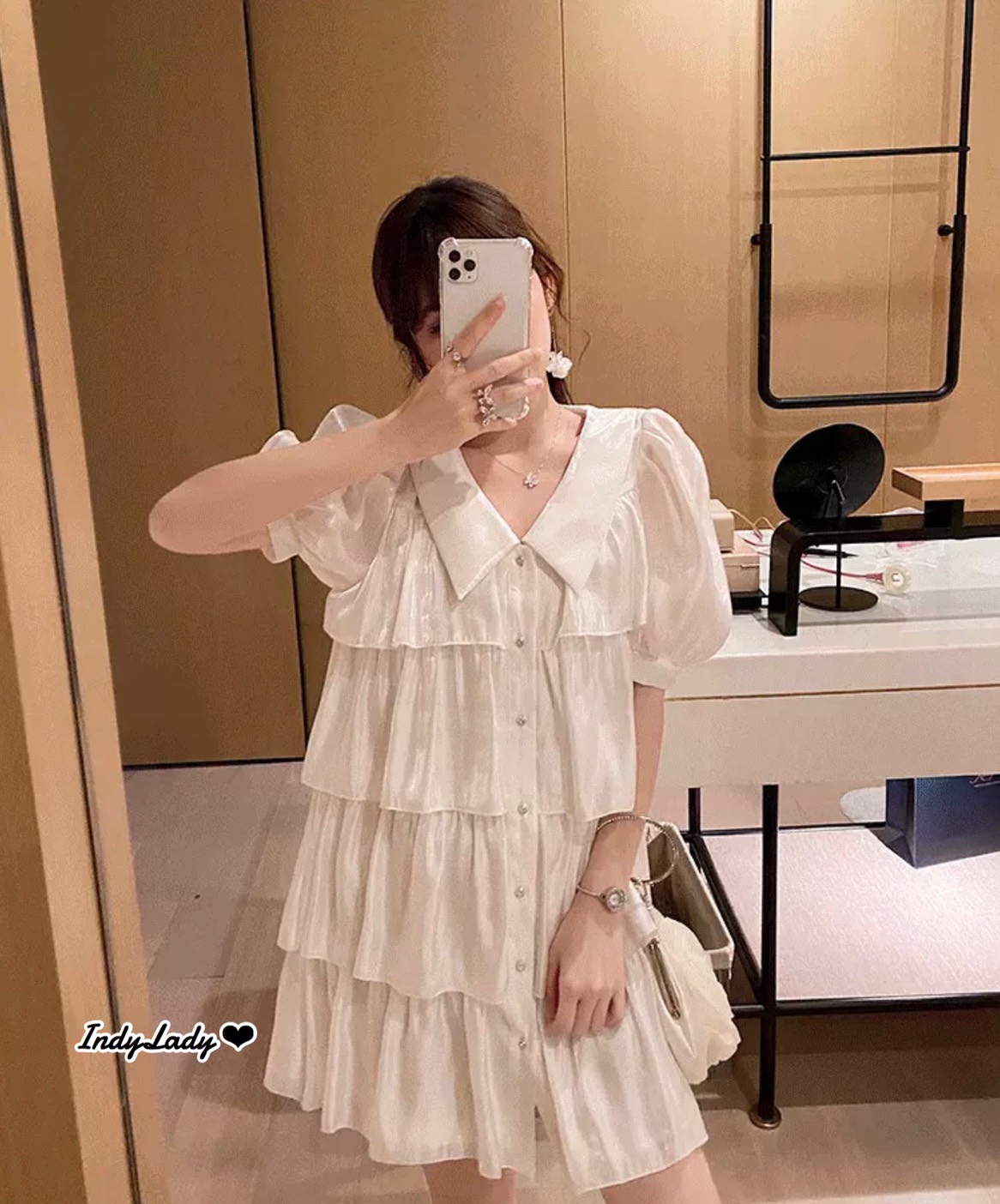 ดรสสั้น สีขาว คอปก เนื้อผ้าเป็นเงาๆ