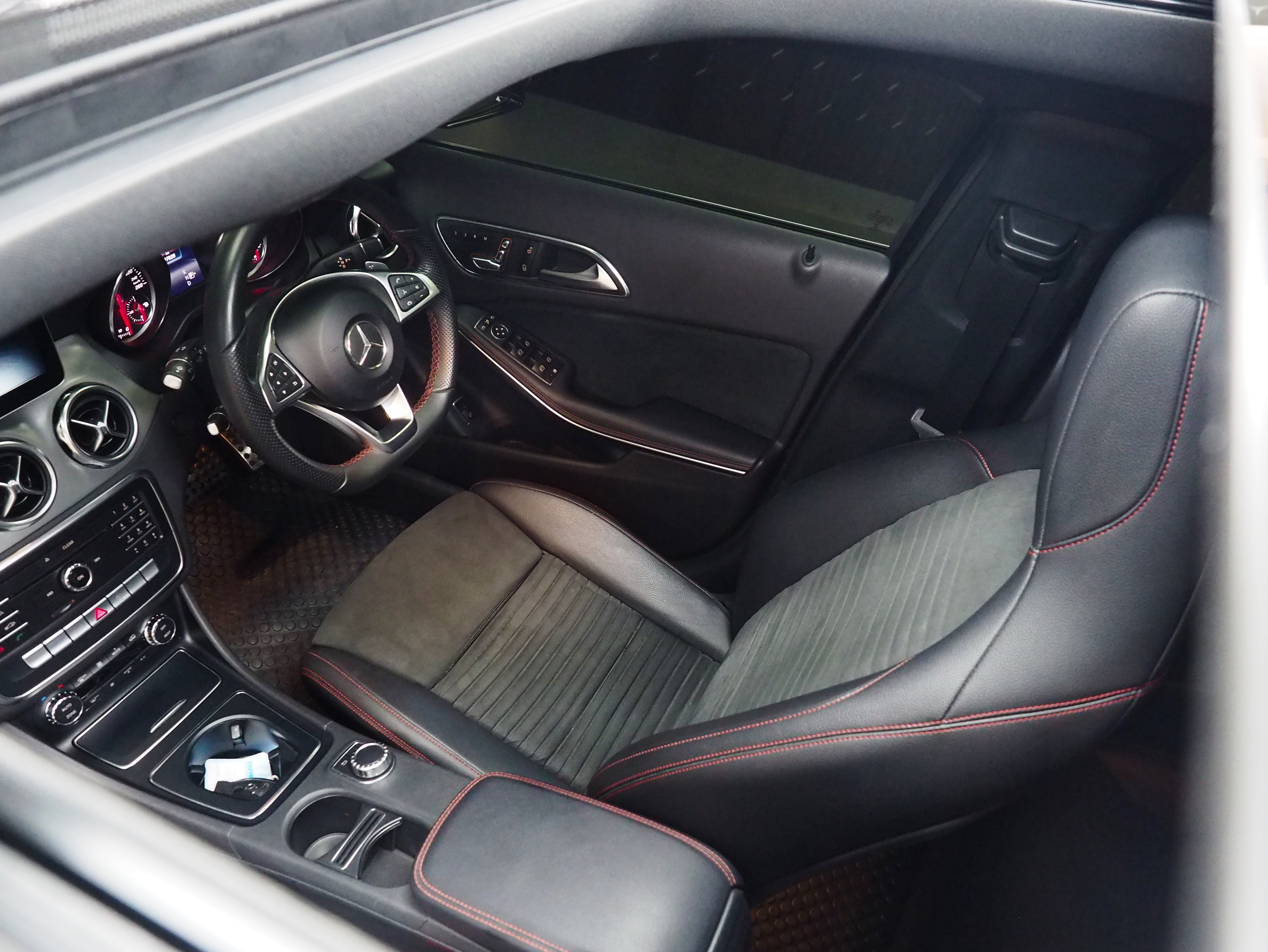 จองแล้ว GLA250 AMG Dynamic W156