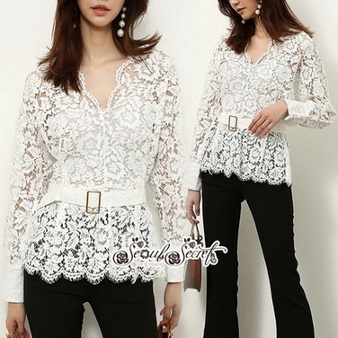 เสื้อลูกไม้ทรงคอวีลึกเป็นผ้าลูกไม้สีขาว