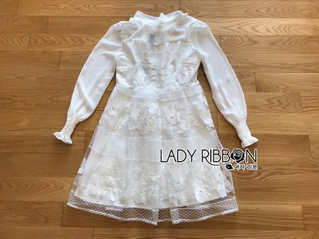 เดรสผ้าชีฟองสีขาวตกแต่งงาน