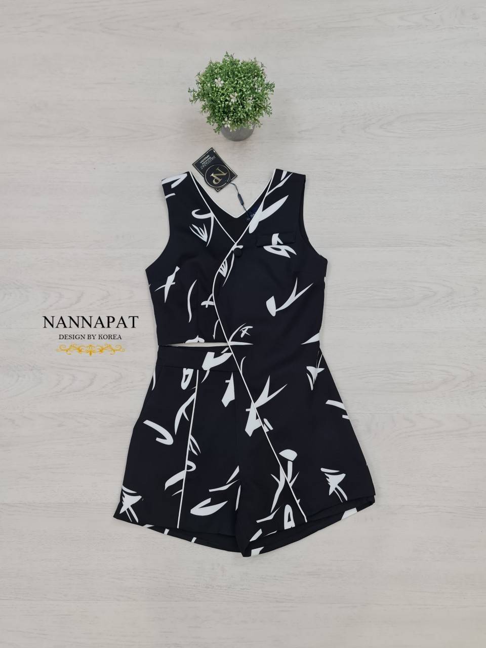 เสื้อกระดุมหน้าลายกราฟฟิก