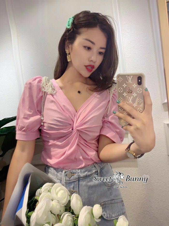 เสื้อคอวี เก๋ไก๋ตรงอกบิดเป็นทรง
