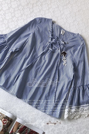 เสื้อคอวีลึกลายริ้วคลาสสิคโทนสีฟ้า