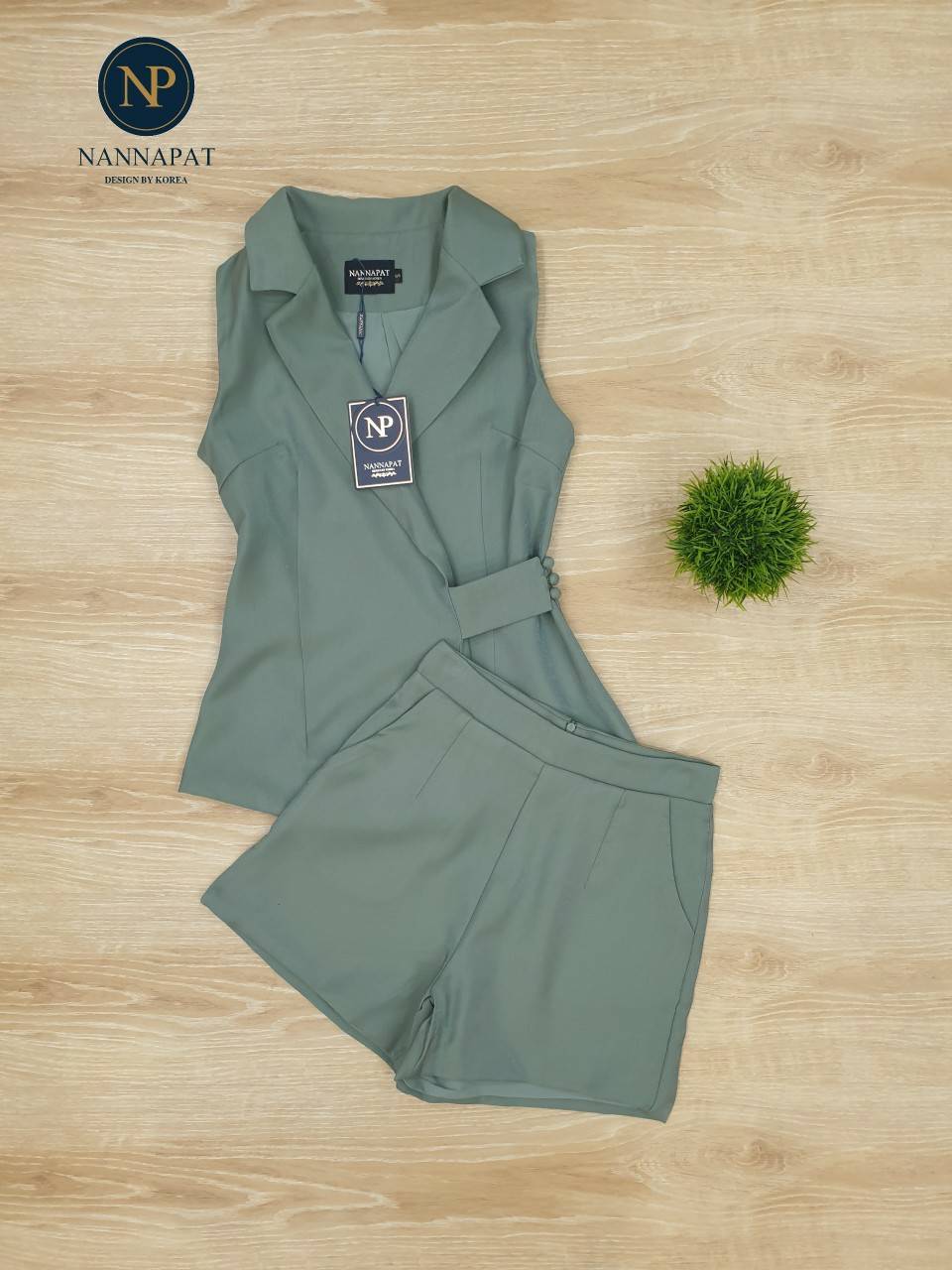 เสื้อกระดุมข้าง กางเกงมีกระเป๋าข้าง